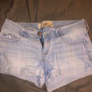 Hollister size 7 waist 28 short shorts!!